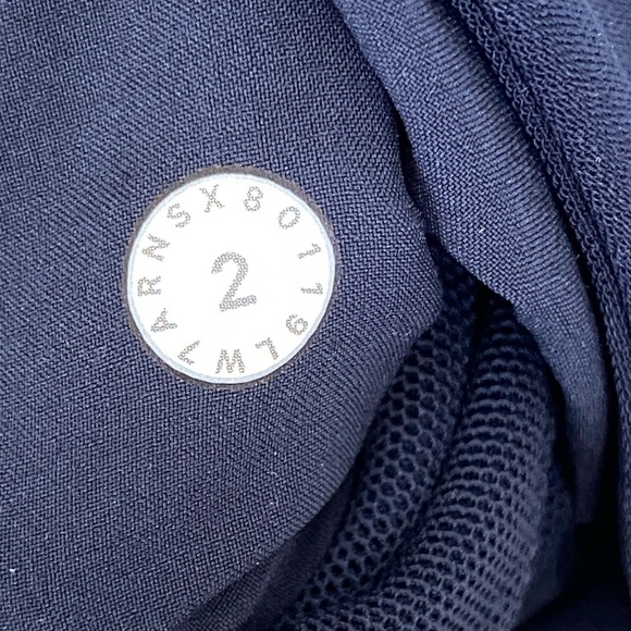 Lululemon On The Fly Short *Woven *2.5" True Navy 2 - Picture 6 of 8